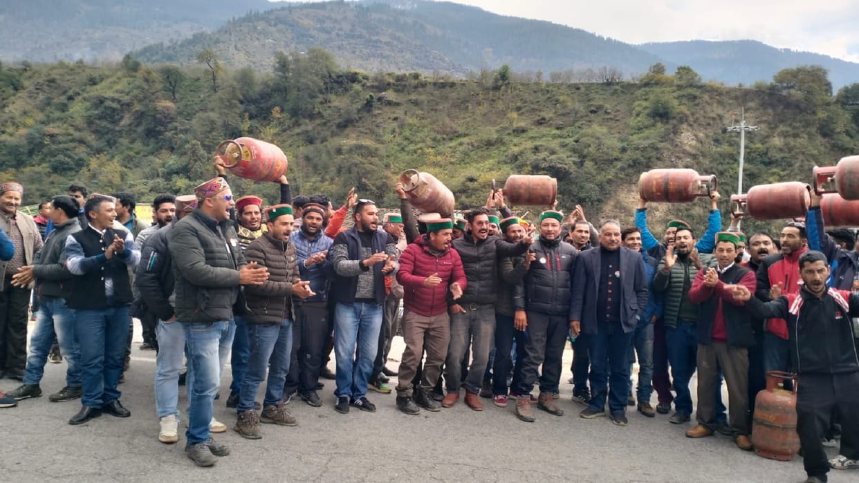 Himachal Election: Congress workers raised slogans of Smriti Irani Go Back, also kept empty cylinders