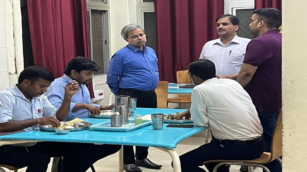 Prayagraj Junction GM NCR suddenly reached the running room, asked the loco pilots the quality of the food
