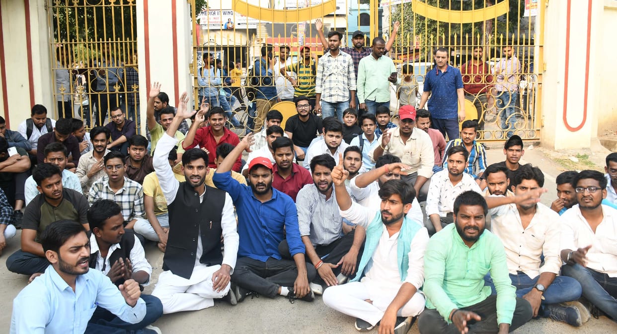 Students broke the lock of the Science Faculty gate Of Allahabad University