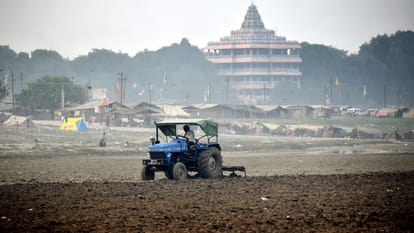 Beginning to set up a city of tents on the sand of Sangam