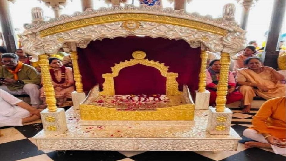Devotees offer throne built at a cost of three crores rupees to Radharani in Barsana