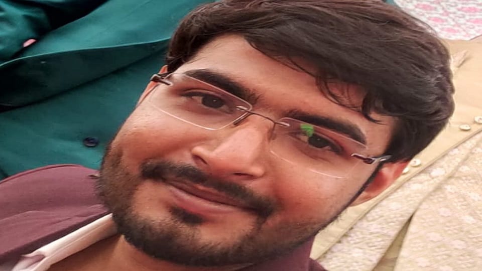 Being fed up with his wife, the husband committed suicide by cutting the vein of his hand.