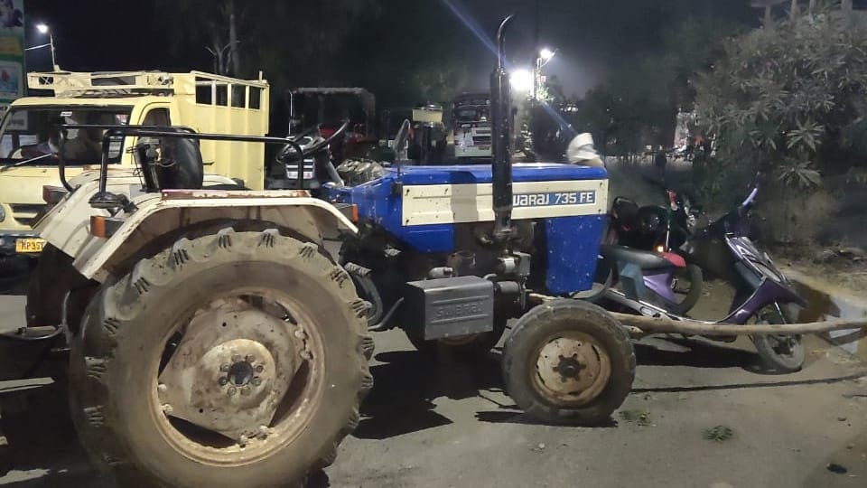 Damoh: Demonstration by keeping the dead body on the road for 10 hours