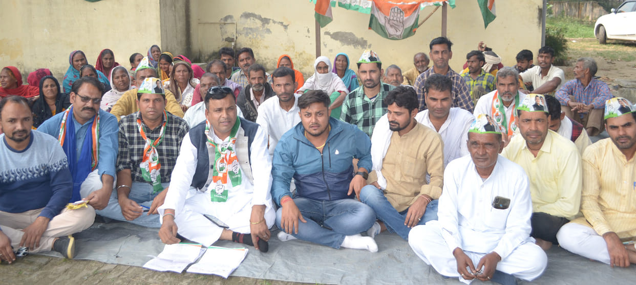 Congressmen protest at SE office