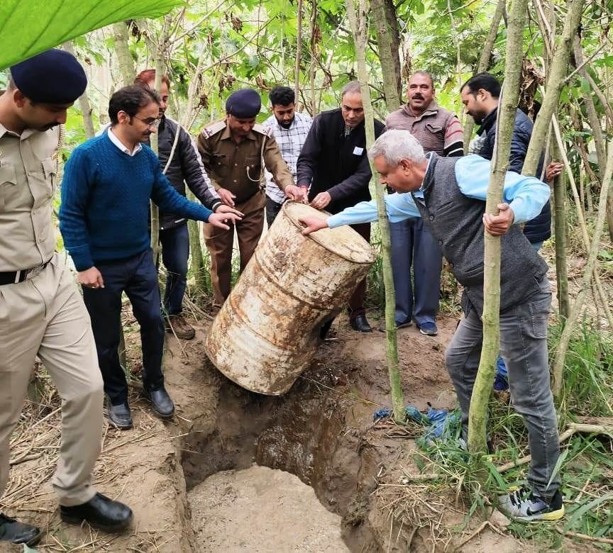 1600 liters of lahan recovered from eight drums in Mazari
