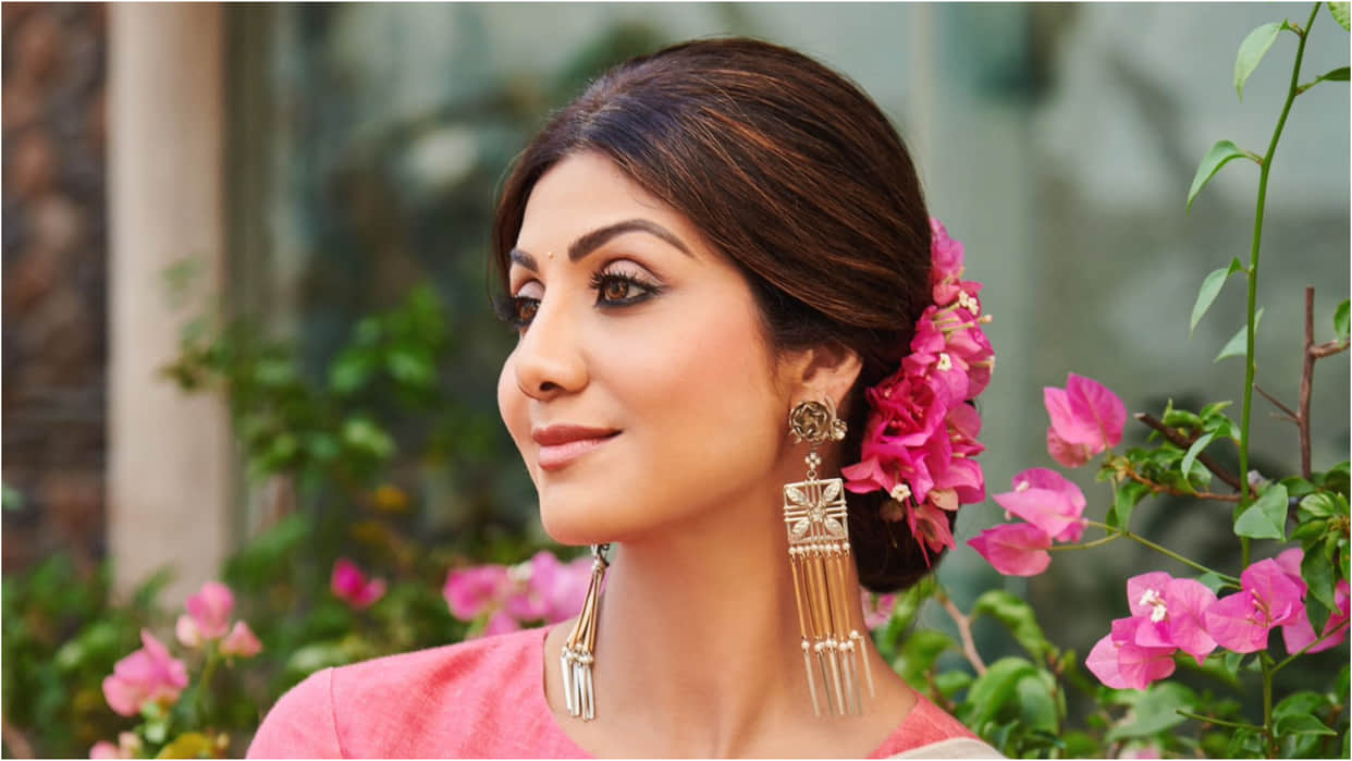 shilpa shetty white floral saree with gajra in hair look gorgeous