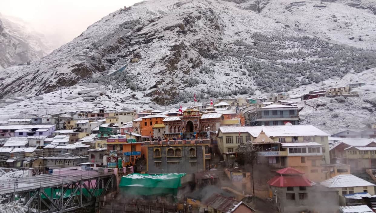 Snowfall in Uttarakhand Badrinath Dham Yamunotri fog shadow Weather See photos Read more updates in hindi