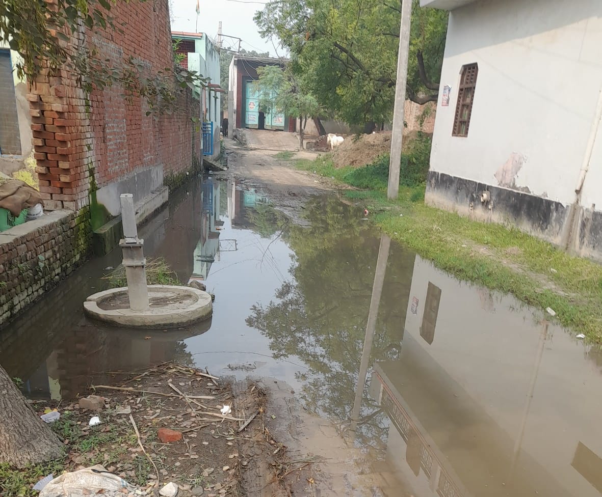 Demonstration against waterlogging and dirt in the street