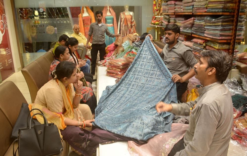 Shubh Muhurut Business will increase in this wedding season businessmen of Banaras hops for records