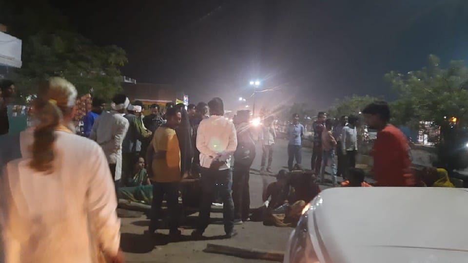 Damoh: Demonstration by keeping the dead body on the road for 10 hours