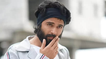 Makar Sankranti 2023 South Superstar Vijay Deverakonda Perform Puja Vignesh Shivan visit Sabarimala temple