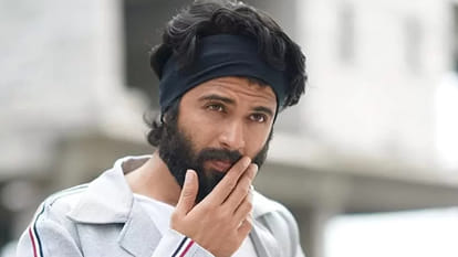 Makar Sankranti 2023 South Superstar Vijay Deverakonda Perform Puja Vignesh Shivan visit Sabarimala temple