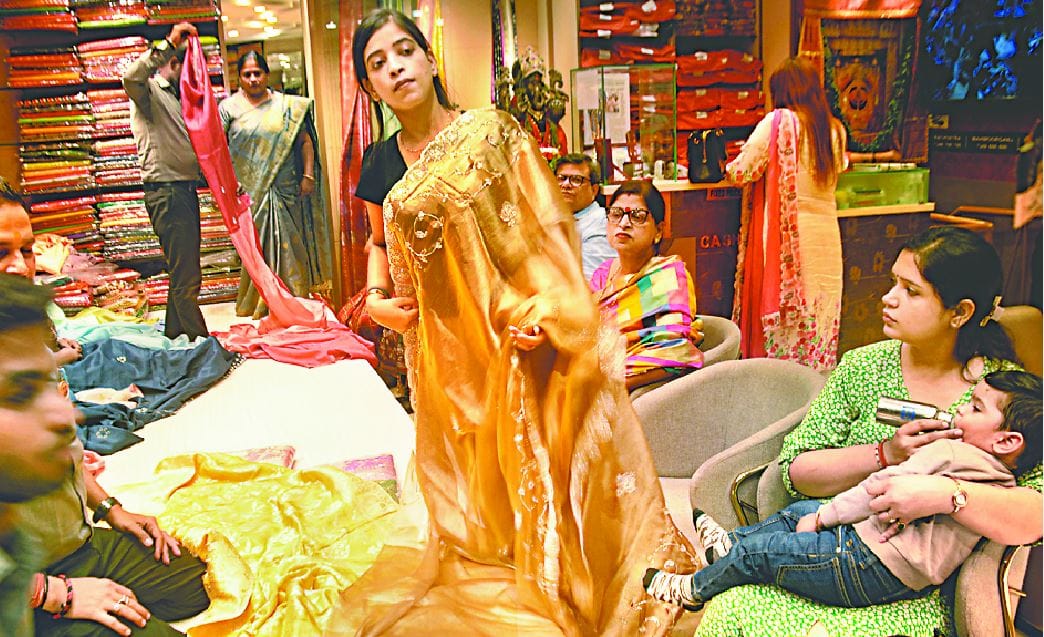 Shubh Muhurut Business will increase in this wedding season businessmen of Banaras hops for records