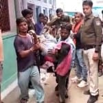 हमले के बाद बेहोश पड़े युवक को लोगों ने अस्पताल पहुंचाया।