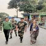 खनियारा में जिला निर्वाचन अधिकारी ने केंद्रीय बलों के साथ फ्लैग मार्च किया।