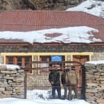 बर्फ से ढका डिम्फूक मतदान केंद्र।