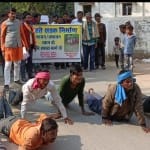 सड़क की मांग के लिए ग्रामीणों ने प्रदर्शन किया।
