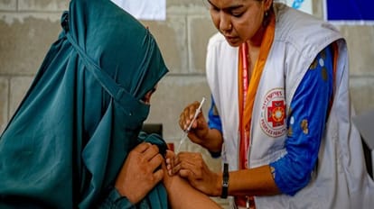 Covid: भारत में कोरोना के सक्रिय और नए मामलों आई गिरावट, 60 हजार से घटकर रह गए 57,410 केस Coronavirus Today: India Has Logged 9,355 New Coronavirus Case, While The Active Have Dipped 57,410