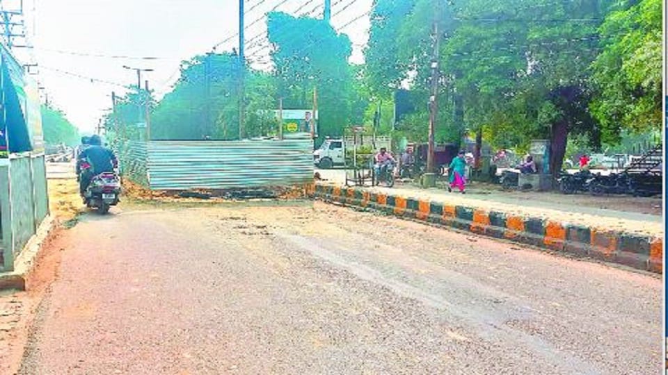 Traffic diversion on three main roads of agra city