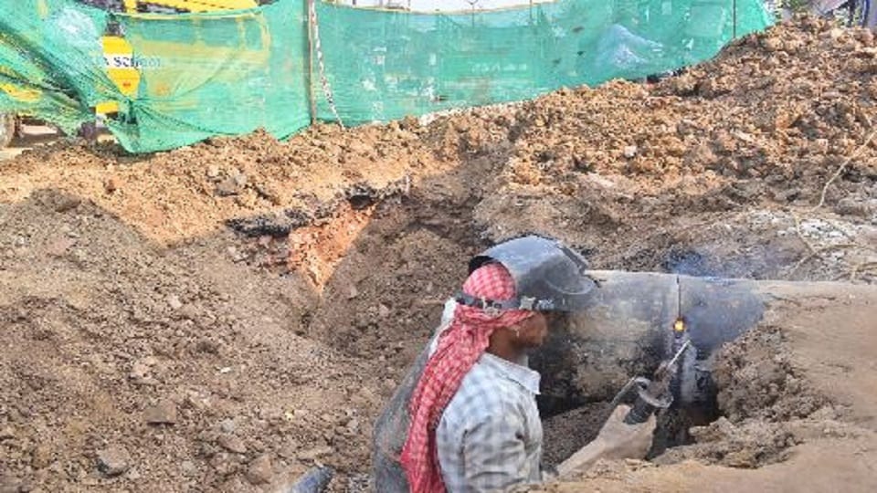Traffic diversion on three main roads of agra city