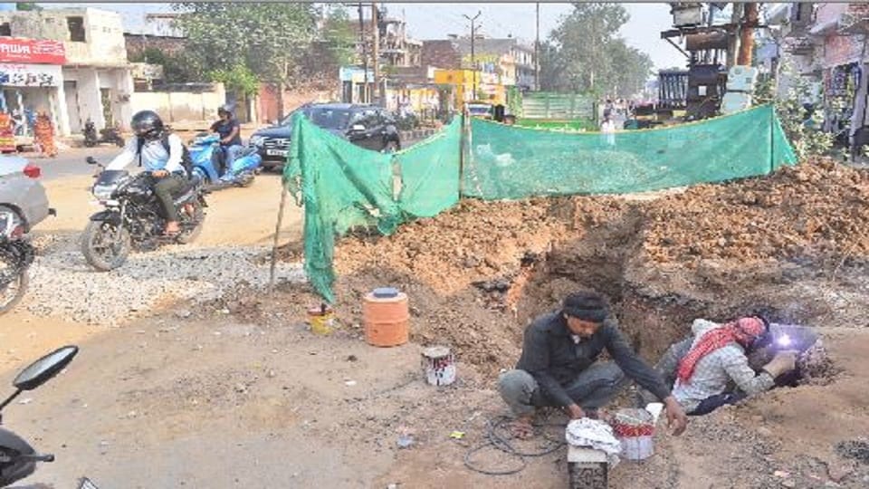 Traffic diversion on three main roads of agra city