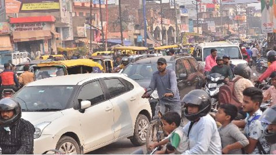 Traffic diversion on three main roads of agra city