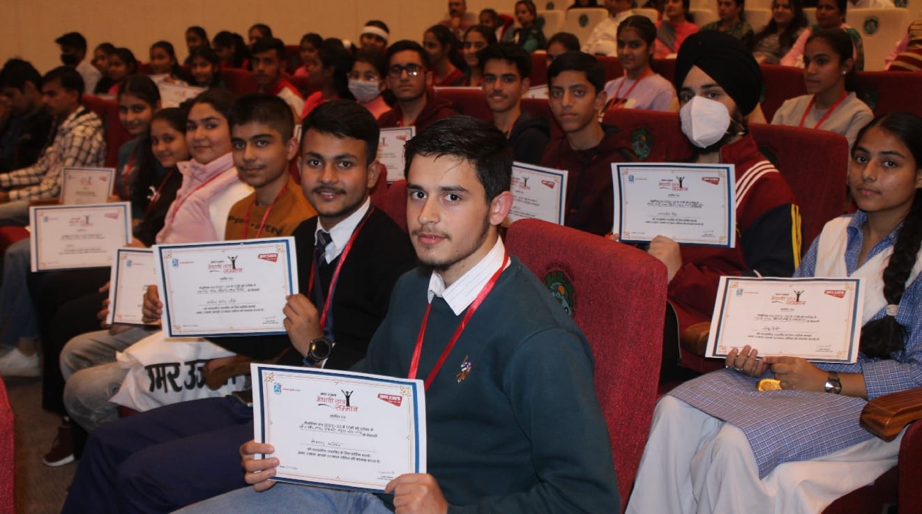 Amar Ujala Meritorious Student Award jammu: students said Parents made every difficulty easy during the Corona