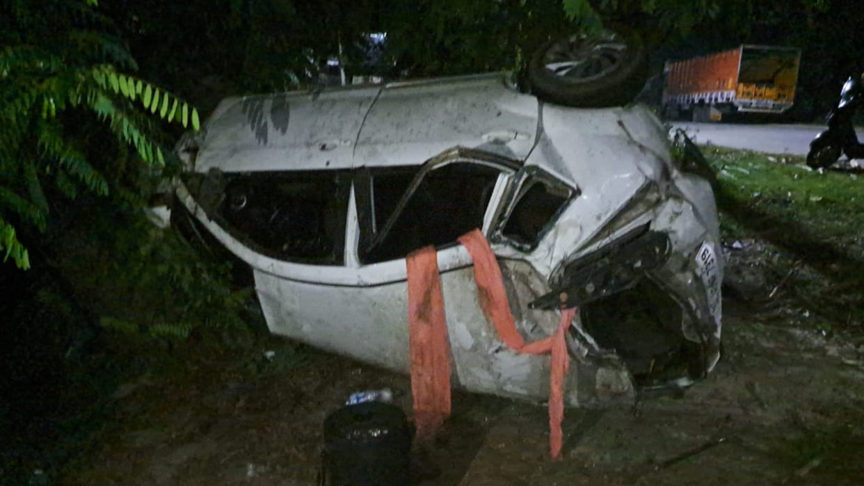 Bijnor Uncontrolled car overturns in roadside pothole car rider dies in accident