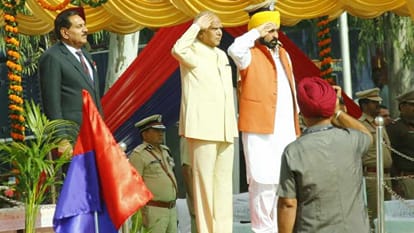 परेड की सलामी लेते प्रशासक और पंजाब के सीएम