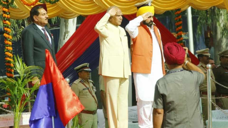 Administrator Banwari Lal Purohit and Punjab CM attend 56th foundation day function of Chandigarh Police