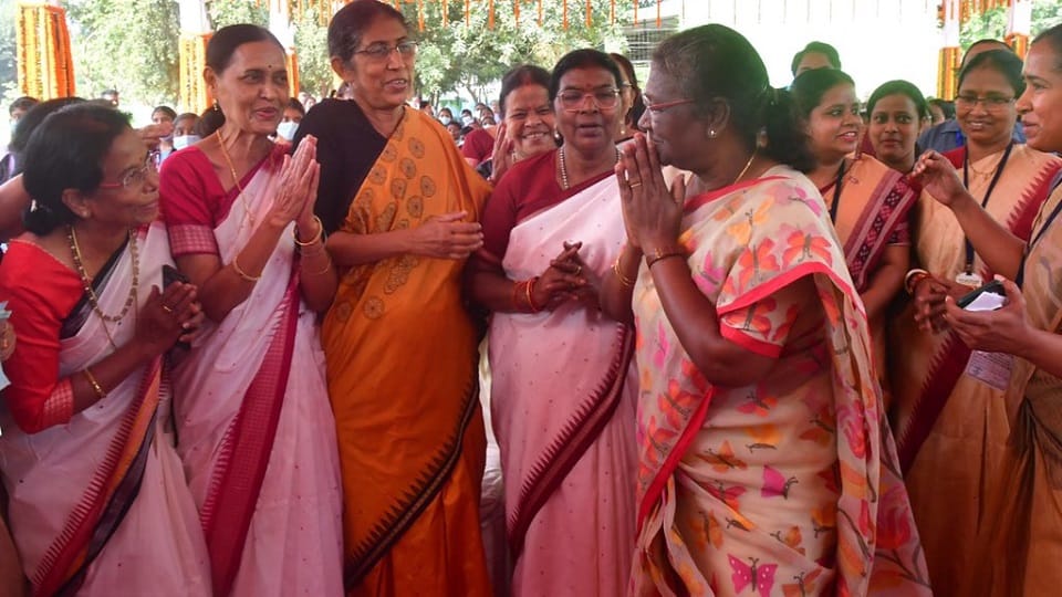 People greet President Droupadi Murmu as she walks about 2km to seek the blessings of Lord Jagannath