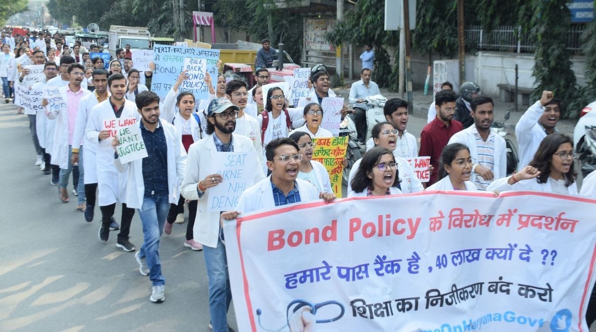 Demonstration of students from PGI to Mini Secretariat against bond policy