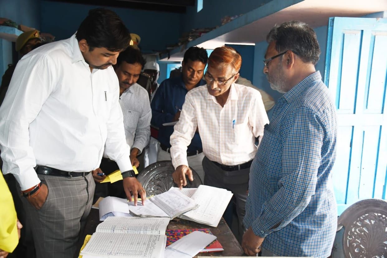Chitrakoot: Disturbance found in fertilizer distribution, two suspended including secretary