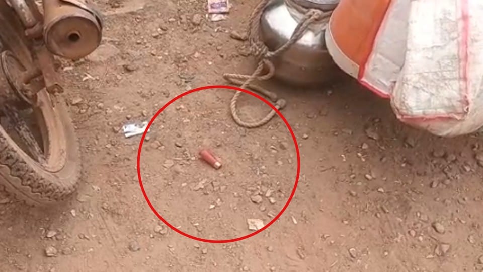 Damoh Crime: Firing on a young man going home after being discharged from the hospital, also threw a bomb