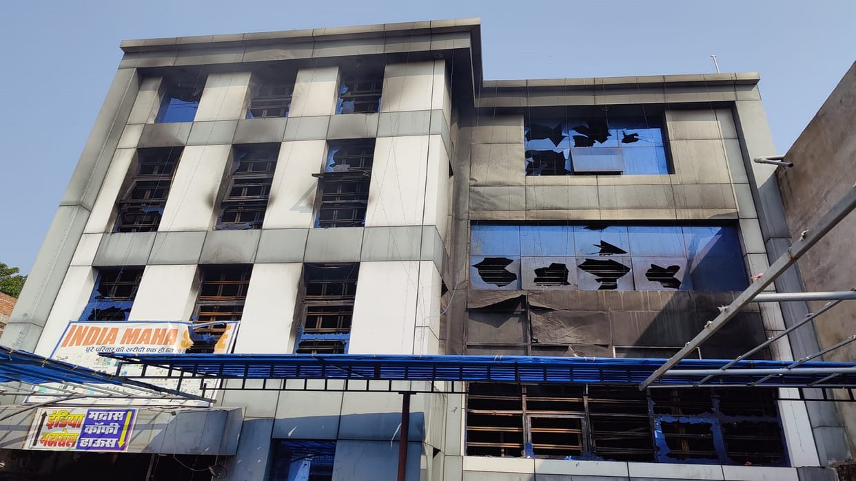 Massive fire broke out in Indian Coffee House building in Surajpur