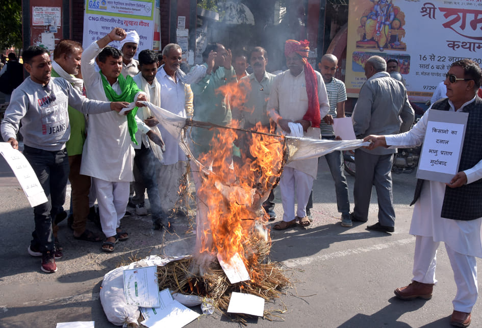 Many officials resigned and burnt the effigy