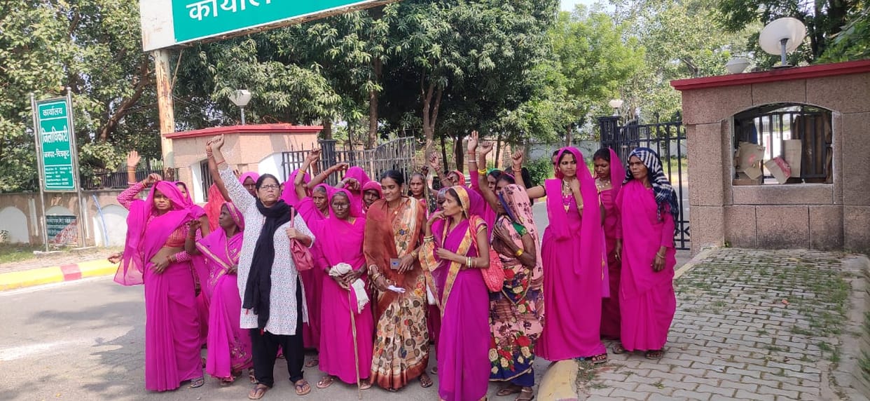 Gulabi Gang protest against liquor shops in Chitrakoot