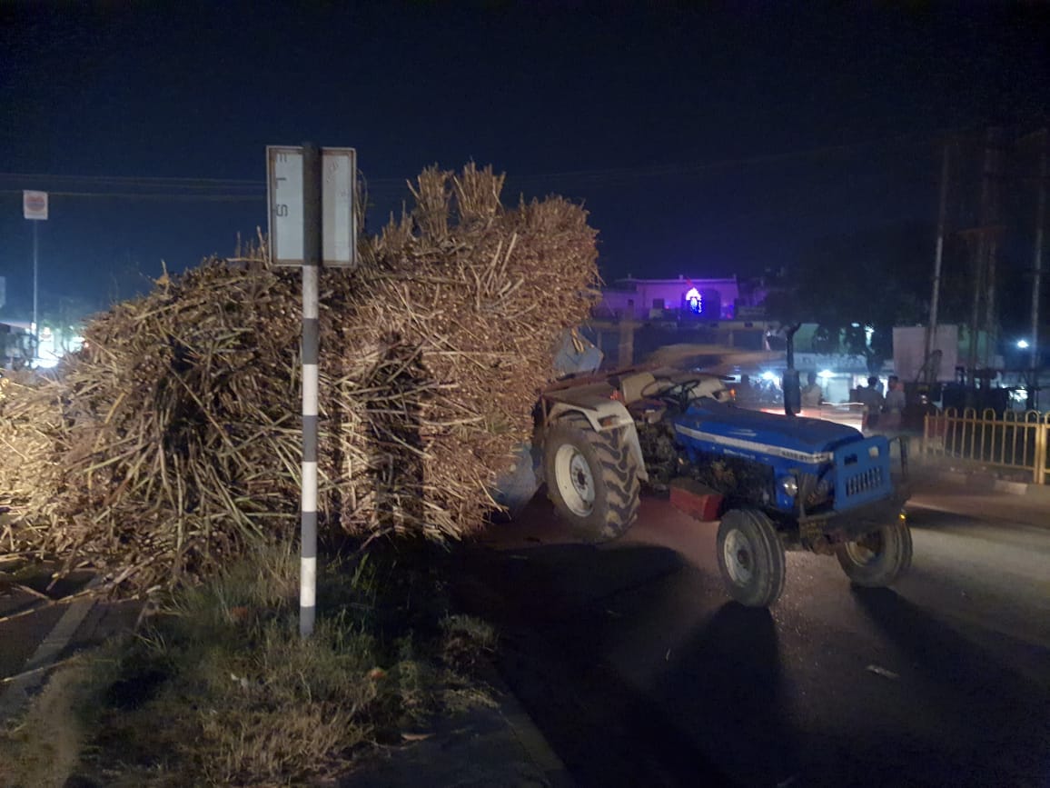 Trolley laden with sugarcane overturned in the middle of the highway
