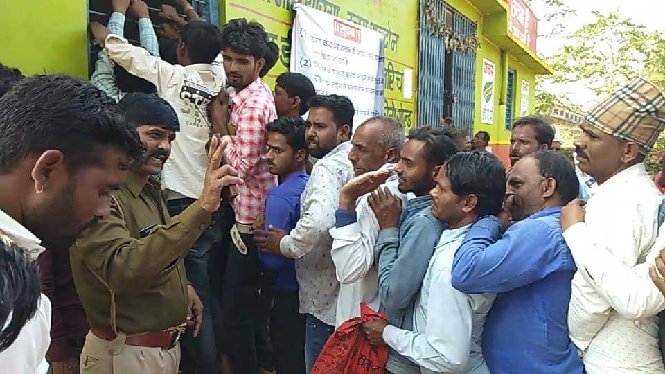 Fertilizer shortage in MP, farmers are getting worried