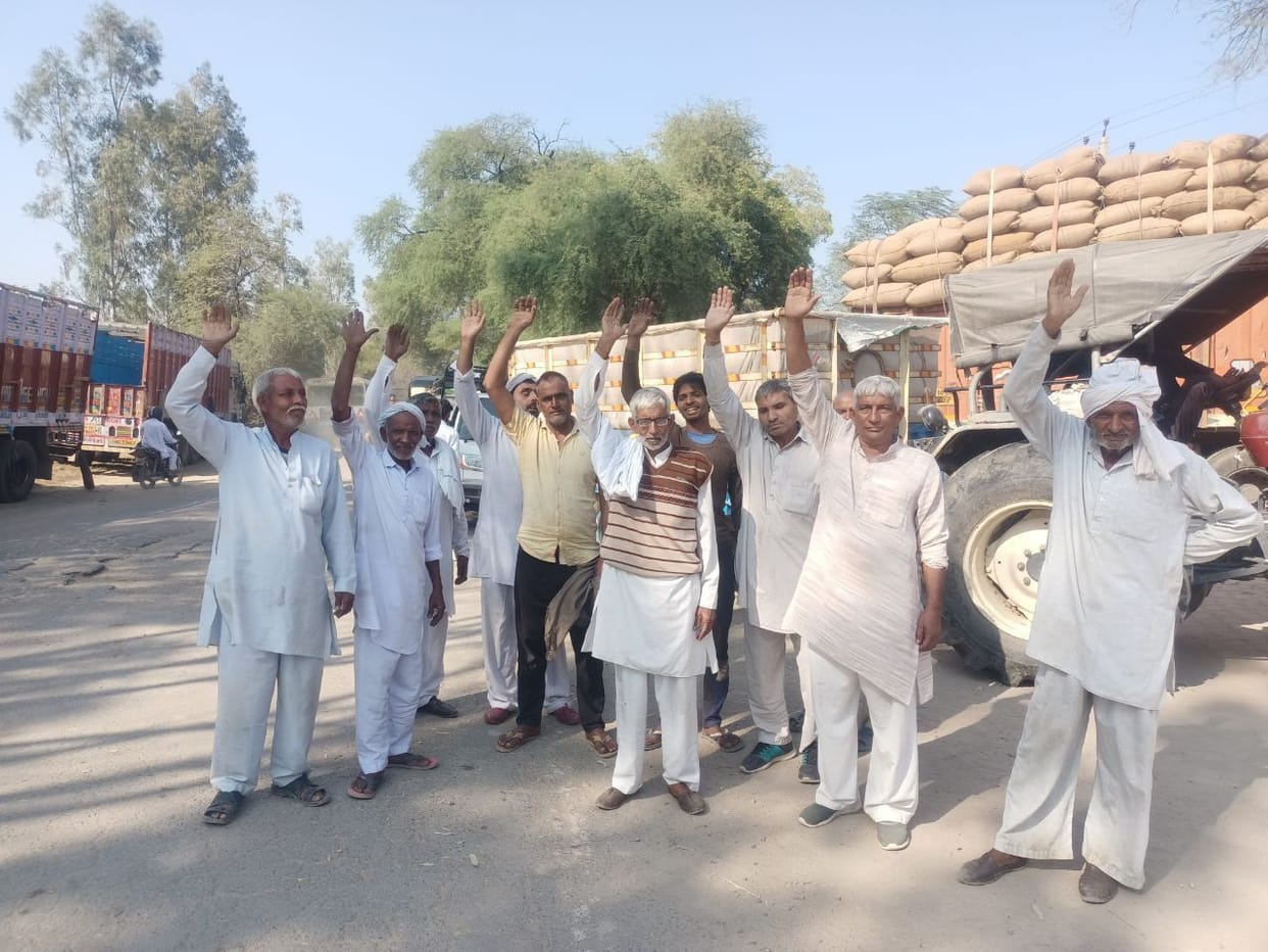 Farmers raised slogans against the non-lifting of paddy from the grain market