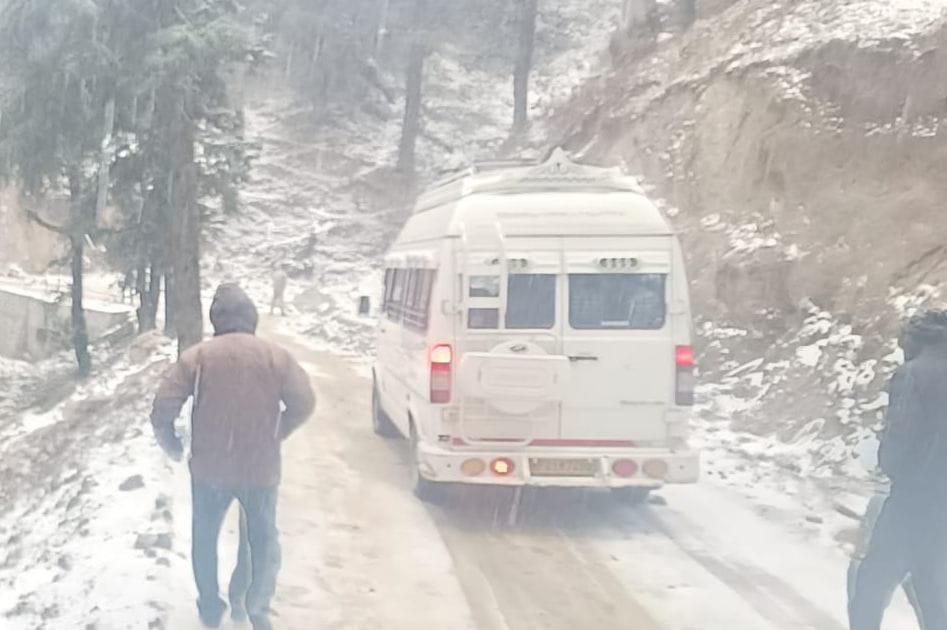 mandi news himachal new polling parties reached snow sanoi kandidhar polling station