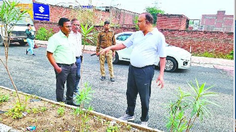 Mayor Naveen Jain inspect Model Road in agra hindi news