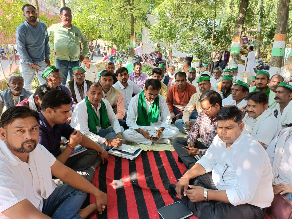 By making the officers sit among themselves, the farmers heard the truth