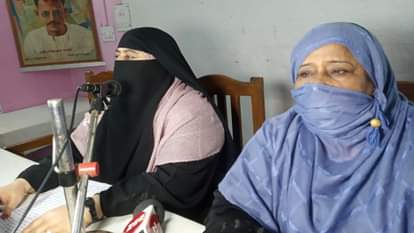 प्रेसवार्ता को संबोधित करतीं माफिया अतीक की पत्नी शाइस्ता परवीन।