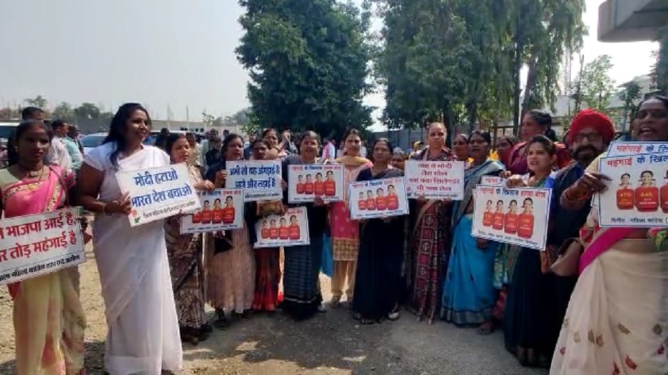 Congress workers protested against the central government regarding inflation