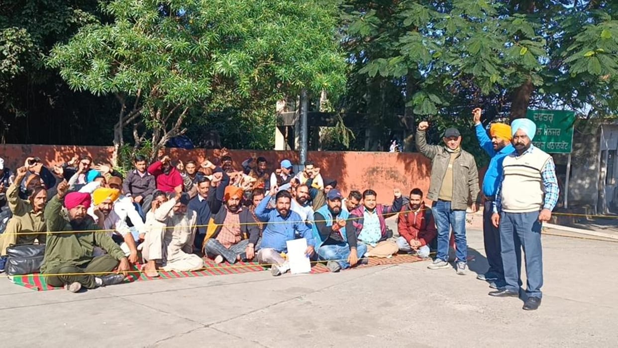 PUNBUS and PRTC personnel came out in favor of the sacked conductor in Batala