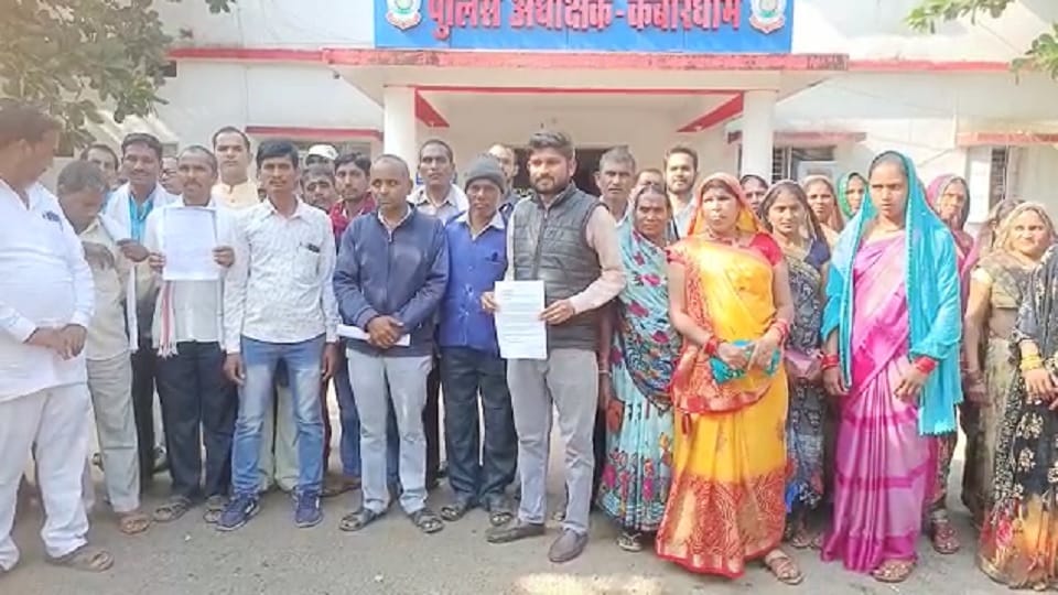 15 families of Gyanpur village upset with the bullies appealed to the police for justice