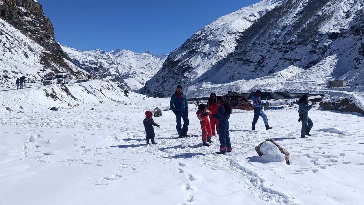 tourist in atal tunnel rohtang and sissu after snowfall in lahaul spiti