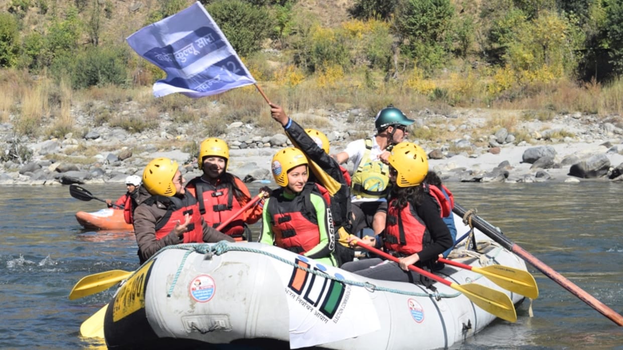 himachal election 2022 message to voters through kayaking in beas river kullu
