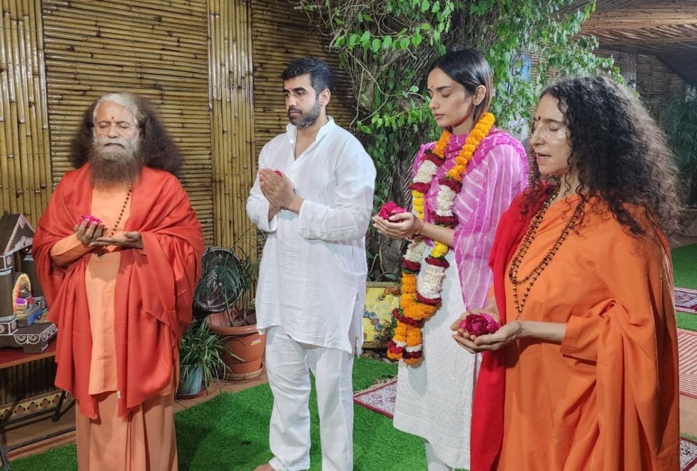 Rishikesh: Former Miss world Manushi Chillar reached Parmarth Niketan and performed Ganga Puja